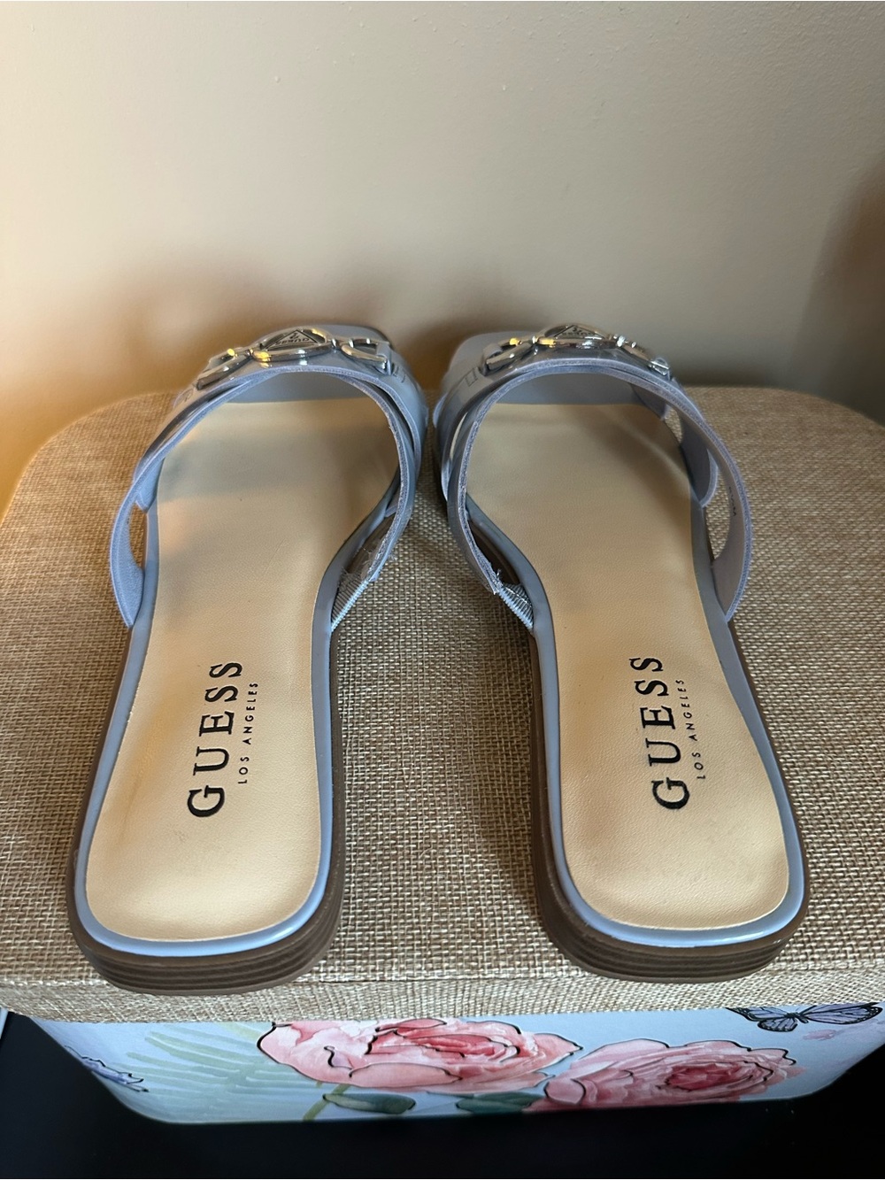 GUESS Light Blue Patent Slide Sandals with Silver Chain Emblem 6.5 - Picture 3 of 7